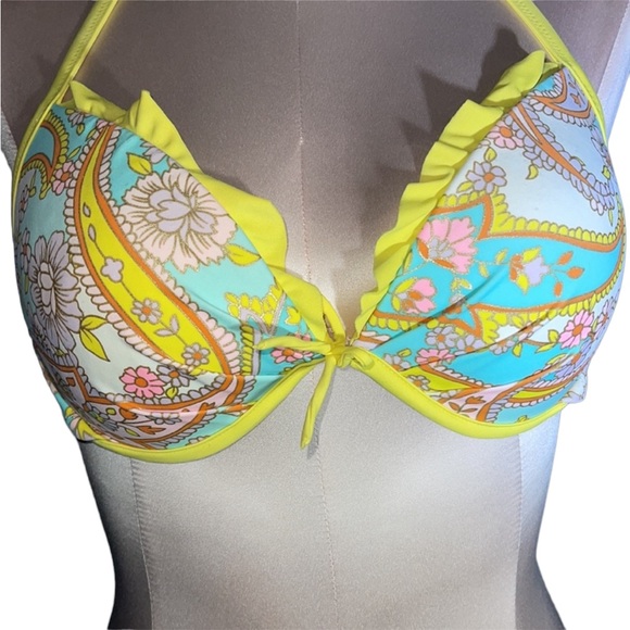 Victoria's Secret Other - Victoria’s Secret bikini top. Ruffled accent. Size 32DD